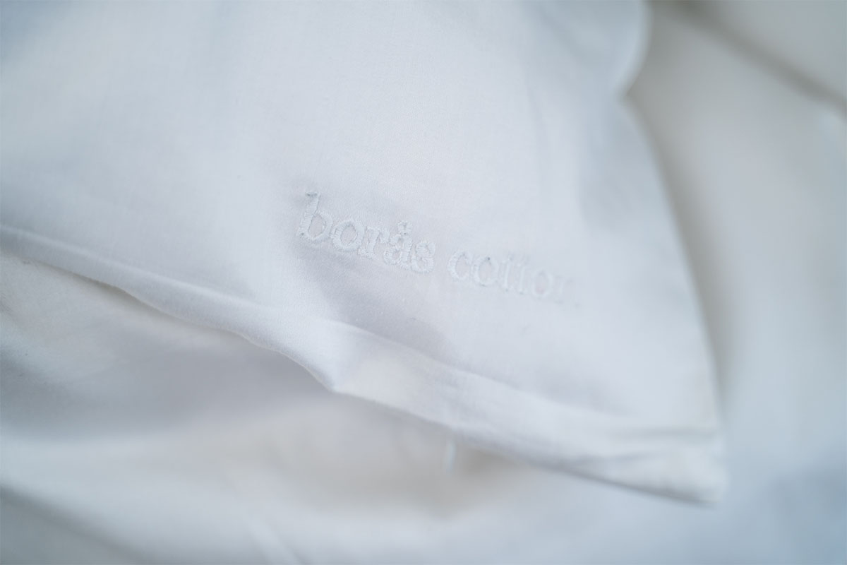 Hos Miljonlotteriet kan du vinna ett vitt påslakanset Premium Effortless Elegance från Borås Cotton.