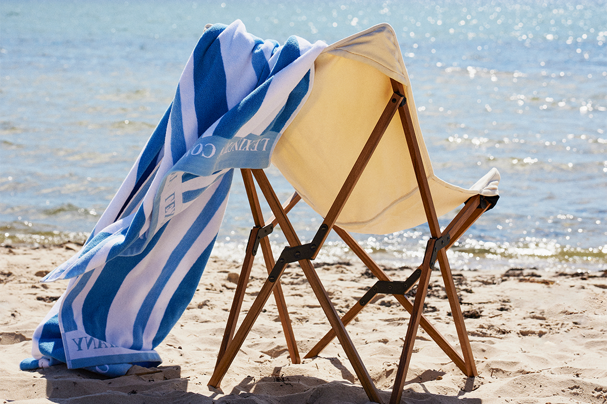 Hos Miljonlotteriet kan du vinna en strandhandduk blå/vit randig från Lexington.